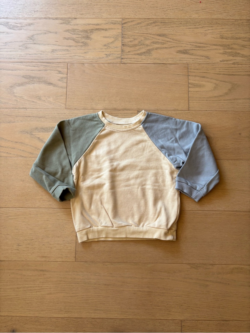 Winnie+crew kid green and blue Colorblock sweatshirt, size 3T